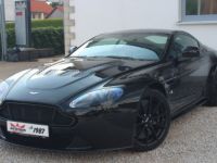 Aston Martin V12 Vantage 5.9 576 7-Speed Sportshift III 1èreM Audio System Aston Martin Premium Audio 700W Garantie 12 mois Prémium - <small></small> 135.990 € <small>TTC</small> - #1