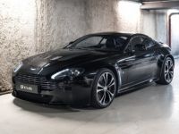 Aston Martin V12 Vantage Carbon Black Edition V12 6.0 517 - <small>A partir de </small>1.100 EUR <small>/ mois</small> - #1