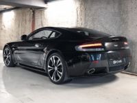 Aston Martin V12 Vantage Carbon Black Edition V12 6.0 517 - <small>A partir de </small>1.100 EUR <small>/ mois</small> - #10