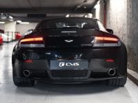 Aston Martin V12 Vantage Carbon Black Edition V12 6.0 517 - <small>A partir de </small>1.100 EUR <small>/ mois</small> - #14