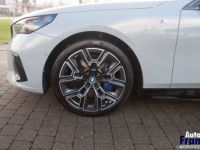 BMW i5 40 TOUR M-SPORT PANO SUSP PRO 360CAM B&W - <small></small> 72.950 € <small>TTC</small> - #4