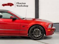 Ford Mustang Convertible V8 BVA CABRIOLET V8 ROUGE BORDEAUX - BVA - CAMERA - ECHAPPEMENT INOX - COLLECTEUR - ARBRES A CAMES - KIT GROS FREINS BREMBO - - <small></small> 29.990 € <small>TTC</small> - #42