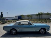 Ford Mustang COUPE BLEUE TOIT VINYLE BLANC 1965 - <small></small> 39.900 € <small>TTC</small> - #4