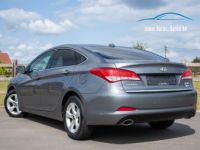 Hyundai i40 1.7 CRDi BlueDrive - HISTORIEK - STUURWIELVERWARMING - LEDER - CAMERA - AIRCO - KEYLESS - <small></small> 8.999 € <small>TTC</small> - #2