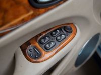 Jaguar Daimler Super V8 Jaguar 4.0 V8 - MEMORY SEATS - ZETELVERWARMING - ONDERHOUDSHISTORIEK - <small></small> 10.999 € <small>TTC</small> - #25