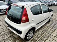 Peugeot 107 (PM_, PN_) 1.0 (68Ch) BLUE LION TRENDY - <small></small> 4.990 € <small>TTC</small> - #4