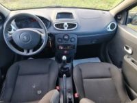 Renault Clio III 1.2i 16V 75ch (5 cv) - BVM5 3 Portes Noir eco2 Yahoo 2012 - <small></small> 6.990 € <small>TTC</small> - #9