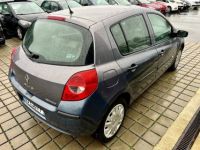 Renault Clio III 1.4 16V 98CH - <small></small> 3.990 € <small>TTC</small> - #4