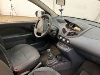 Renault Twingo 1.2 16V 75 CV AUTHENTIQUE / 1E MAIN / REGUL / CLIM / BLEUTOOTH / DISTRI24 / GTIE 12M - <small></small> 5.490 € <small>TTC</small> - #3