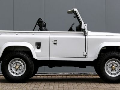 Land Rover Defender 90 V8 3.5L V8 producing 140 bhp  - 1