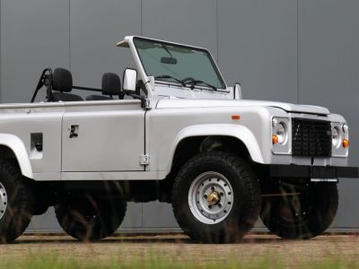 Land Rover Defender 90 V8 3.5L V8 producing 140 bhp  - 8