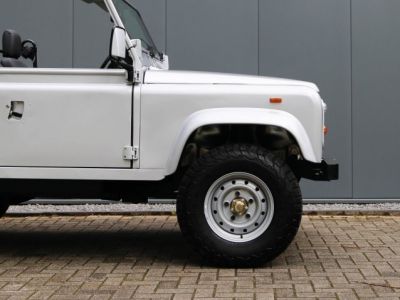 Land Rover Defender 90 V8 3.5L V8 producing 140 bhp  - 10