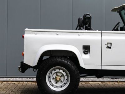 Land Rover Defender 90 V8 3.5L V8 producing 140 bhp  - 11