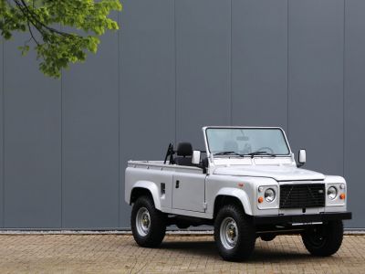 Land Rover Defender 90 V8 3.5L V8 producing 140 bhp  - 14