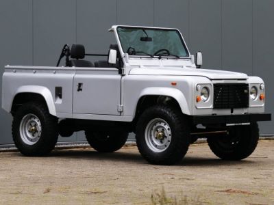 Land Rover Defender 90 V8 3.5L V8 producing 140 bhp  - 21