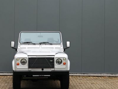 Land Rover Defender 90 V8 3.5L V8 producing 140 bhp  - 22