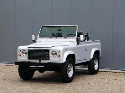 Land Rover Defender 90 V8 3.5L V8 producing 140 bhp  - 24