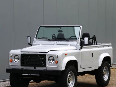 Land Rover Defender 90 V8 3.5L V8 producing 140 bhp  - 26