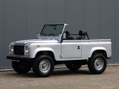 Land Rover Defender 90 V8 3.5L V8 producing 140 bhp  - 27