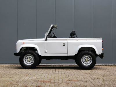 Land Rover Defender 90 V8 3.5L V8 producing 140 bhp  - 29