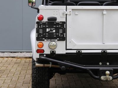 Land Rover Defender 90 V8 3.5L V8 producing 140 bhp  - 34