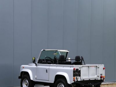 Land Rover Defender 90 V8 3.5L V8 producing 140 bhp  - 35