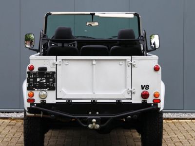 Land Rover Defender 90 V8 3.5L V8 producing 140 bhp  - 36