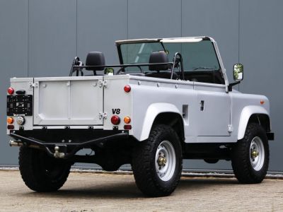 Land Rover Defender 90 V8 3.5L V8 producing 140 bhp  - 38