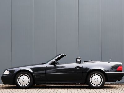 Mercedes 500 SL 5.0L V8 engine producing 333 bhp  - 5