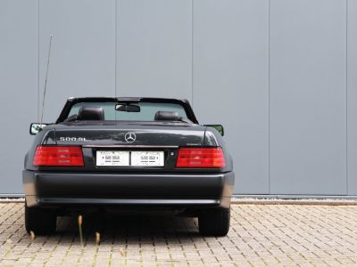 Mercedes 500 SL 5.0L V8 engine producing 333 bhp  - 19