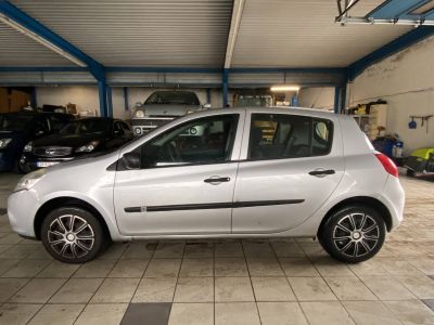 Renault Clio III (B/C85) 1.5 dCi 70ch Authentique 5p  - 11