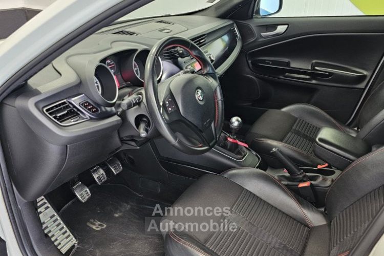 Alfa Romeo Giulietta  Quadrifoglio Verde 1.8 235 clim prise auxiliaire révision ok - <small></small> 9.990 € <small>TTC</small> - #15