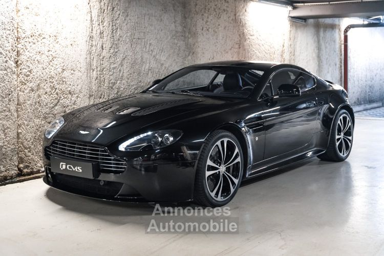 Aston Martin V12 Vantage Carbon Black Edition V12 6.0 517 - <small>A partir de </small>1.100 EUR <small>/ mois</small> - #1