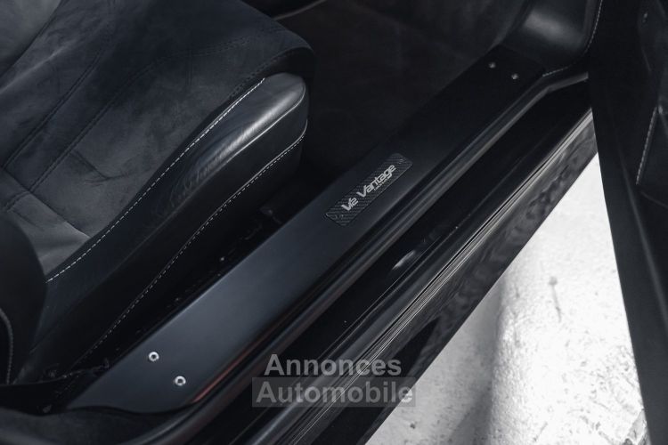 Aston Martin V12 Vantage Carbon Black Edition V12 6.0 517 - <small>A partir de </small>1.100 EUR <small>/ mois</small> - #17