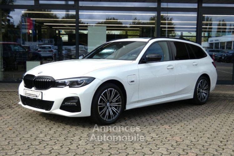 BMW Série 3 330e xDrive xDrive M Sport Pano/Tete haute - <small></small> 37.900 € <small>TTC</small> - #1