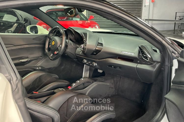 Ferrari 488 GTB - Origine France POZZI - Sièges Racing - Pack Carbone Extérieur Et Intérieur - Jupes Latérales Et Becquet AR Carbone Novitec - Gar. 12 Mois - <small></small> 219.900 € <small>TTC</small> - #25