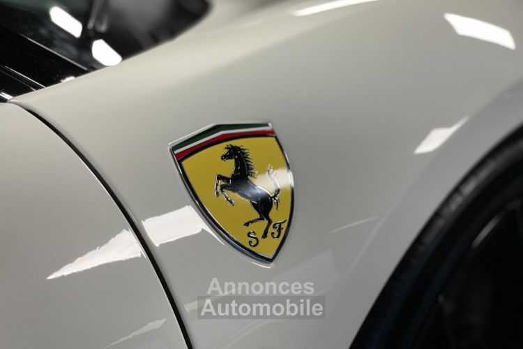 Ferrari 488 GTB - Origine France POZZI - Sièges Racing - Pack Carbone Extérieur Et Intérieur - Jupes Latérales Et Becquet AR Carbone Novitec - Gar. 12 Mois - <small></small> 219.900 € <small>TTC</small> - #20