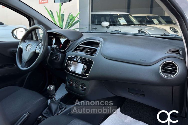 Fiat Punto 1.4i 77CH YOUNG GPS BLUETOOT CLIM 1ER PROPRIO - <small></small> 7.990 € <small>TTC</small> - #12