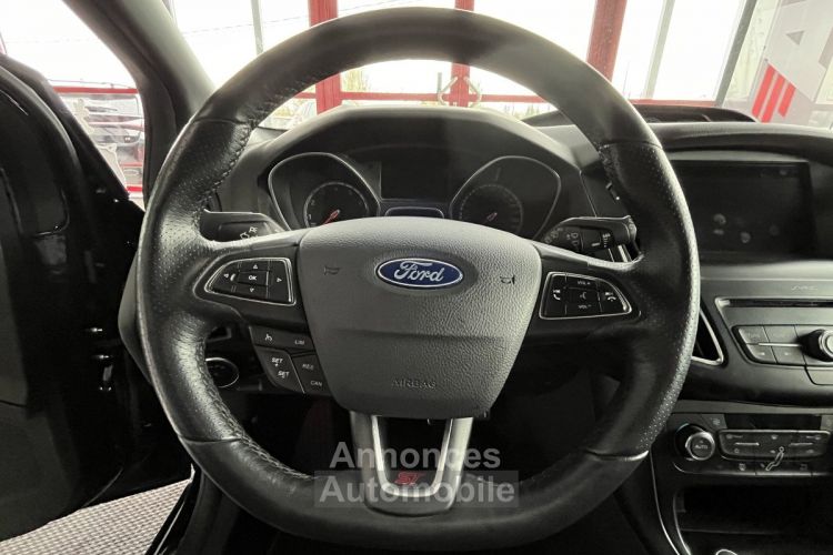 Ford Focus ST 2,0 250 GPS CAMERA REGULATEUR LIMITEUR BI XENON PACK HIVER RECARO KEYLESS HIFI SONY BLUETOO - <small></small> 21.990 € <small>TTC</small> - #17