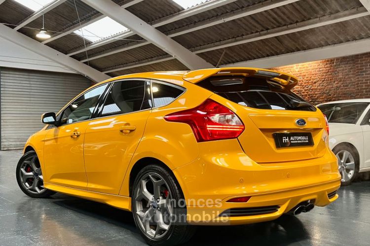 Ford Focus ST 2.0L 250 ch Sièges chauffants Carnet d’entretien Etat proche du neuf - <small></small> 18.780 € <small>TTC</small> - #3