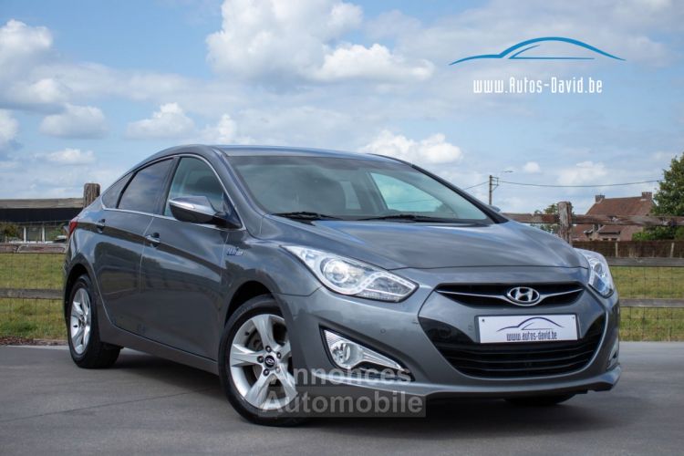 Hyundai i40 1.7 CRDi BlueDrive - HISTORIEK - STUURWIELVERWARMING - LEDER - CAMERA - AIRCO - KEYLESS - <small></small> 8.999 € <small>TTC</small> - #1