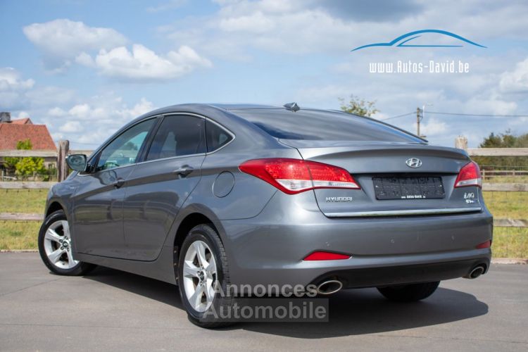 Hyundai i40 1.7 CRDi BlueDrive - HISTORIEK - STUURWIELVERWARMING - LEDER - CAMERA - AIRCO - KEYLESS - <small></small> 8.999 € <small>TTC</small> - #2