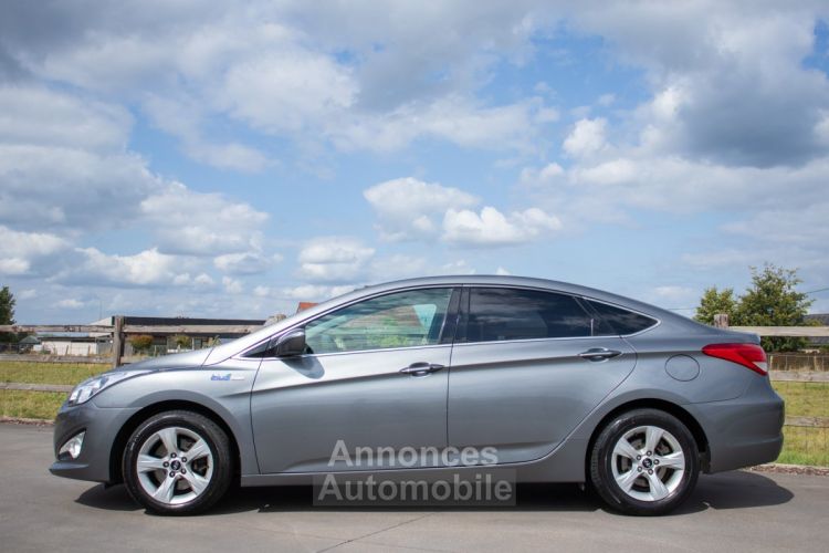 Hyundai i40 1.7 CRDi BlueDrive - HISTORIEK - STUURWIELVERWARMING - LEDER - CAMERA - AIRCO - KEYLESS - <small></small> 8.999 € <small>TTC</small> - #10