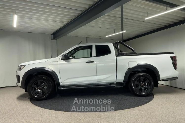 Isuzu D-Max 2024 1.9 Extended Cab V-Cross Automaat 3500KG Trekgewic - <small></small> 55.472 € <small></small> - #3