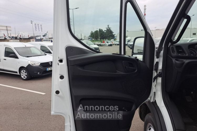 Iveco Daily 35C16 PLATEAU 5M 49000E HT - <small></small> 58.800 € <small>TTC</small> - #24