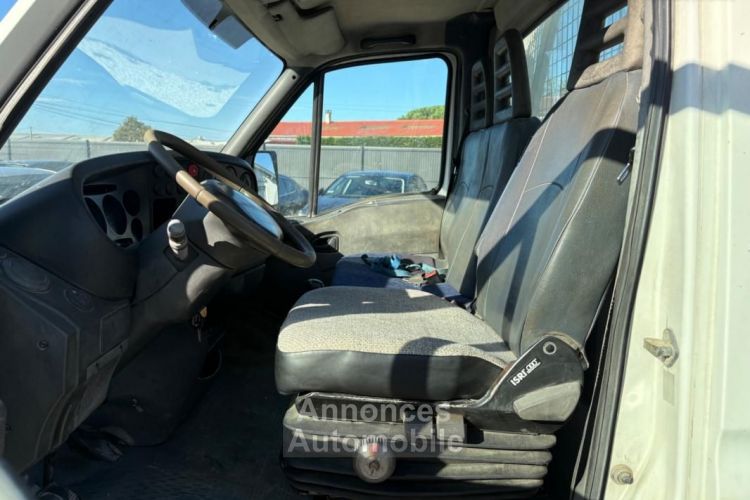 Iveco Daily VU FOURGON 35C10 2.3 D 95 ch UTILITAIRE - <small></small> 6.989 € <small>TTC</small> - #15