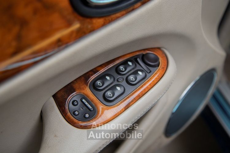 Jaguar Daimler Super V8 Jaguar 4.0 V8 - MEMORY SEATS - ZETELVERWARMING - ONDERHOUDSHISTORIEK - <small></small> 10.999 € <small>TTC</small> - #25