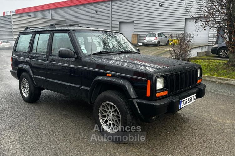 Jeep Cherokee 1ère générations 5 portes 4.0i 12V L6 4X4 Boite auto RIEN A PREVOIR 2ème mains - - <small></small> 19.950 € <small>TTC</small> - #1