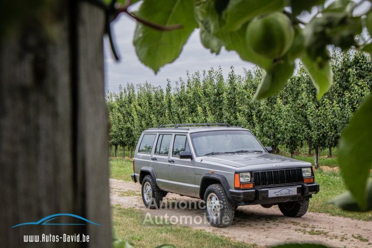 Jeep Cherokee XJ 4.0i Automaat 4X4 - OLDTIMER - SERVO - AIRCO - ELEKTR. RAMEN - <small></small> 19.999 € <small>TTC</small> - #1