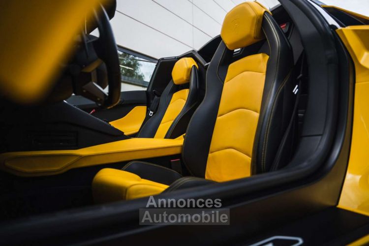 Lamborghini Aventador LP700-4 Roadster Akra Full Carbon 1st owner - <small></small> 341.900 € <small>TTC</small> - #24